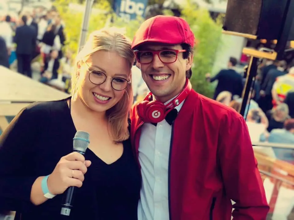 Hochzeits-DJ bei Feier mit lockerer Atmosphäre und Tanz, professionelle Event-Musik.